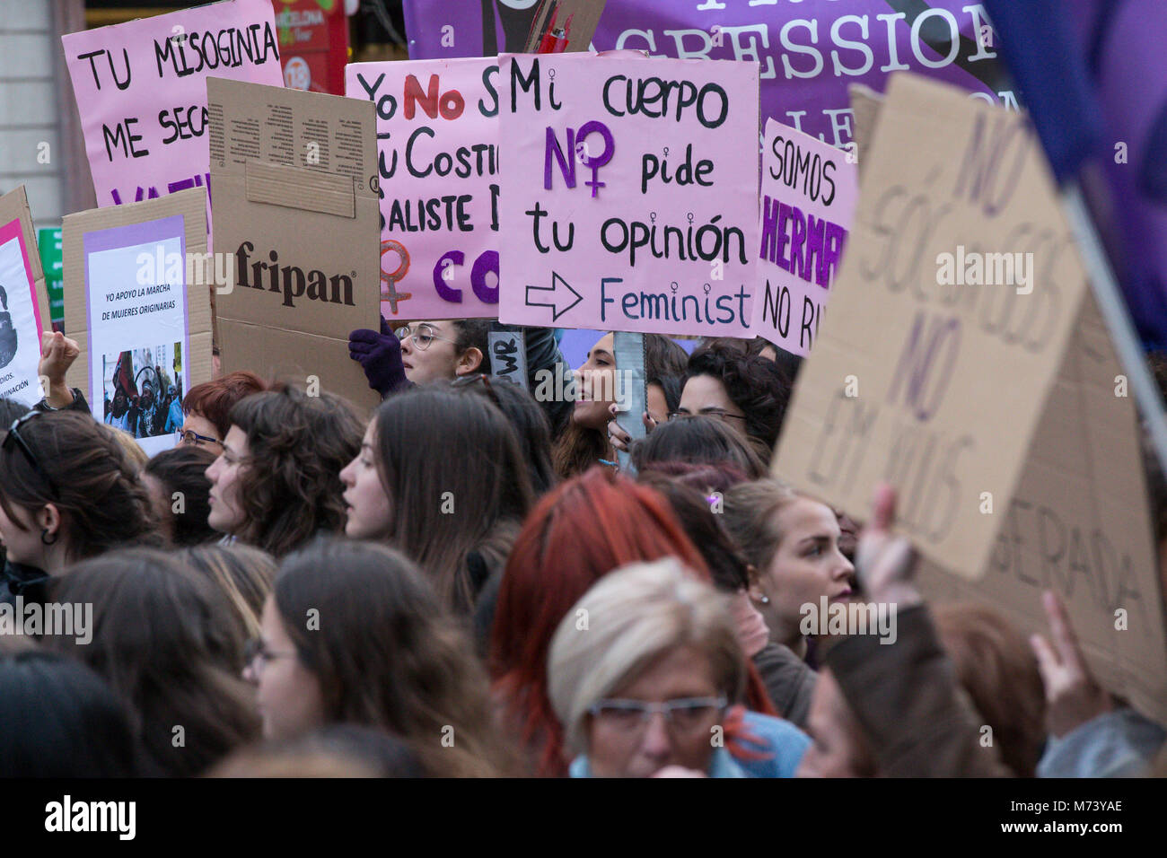 Barcellona, Spagna. 08 Mar, 2018. Dimostrazione femminista tenutosi nella città di Barcellona La rivendicazione di parità di diritti per le donne che lavorano su Marzo 8, 2018 in Paseo de Gracia di Barcellona. Credito: Gtres Información más Comuniación on line, S.L./Alamy Live News Foto Stock Barcellona, Spagna. 08 Mar, 2018. Dimostrazione femminista tenutosi nella città di Barcellona La rivendicazione di parità di diritti per le donne che lavorano su Marzo 8, 2018 in Paseo de Gracia di Barcellona. Credito: Gtres Información más Comuniación on line, S.L./Alamy Live News Foto Stock