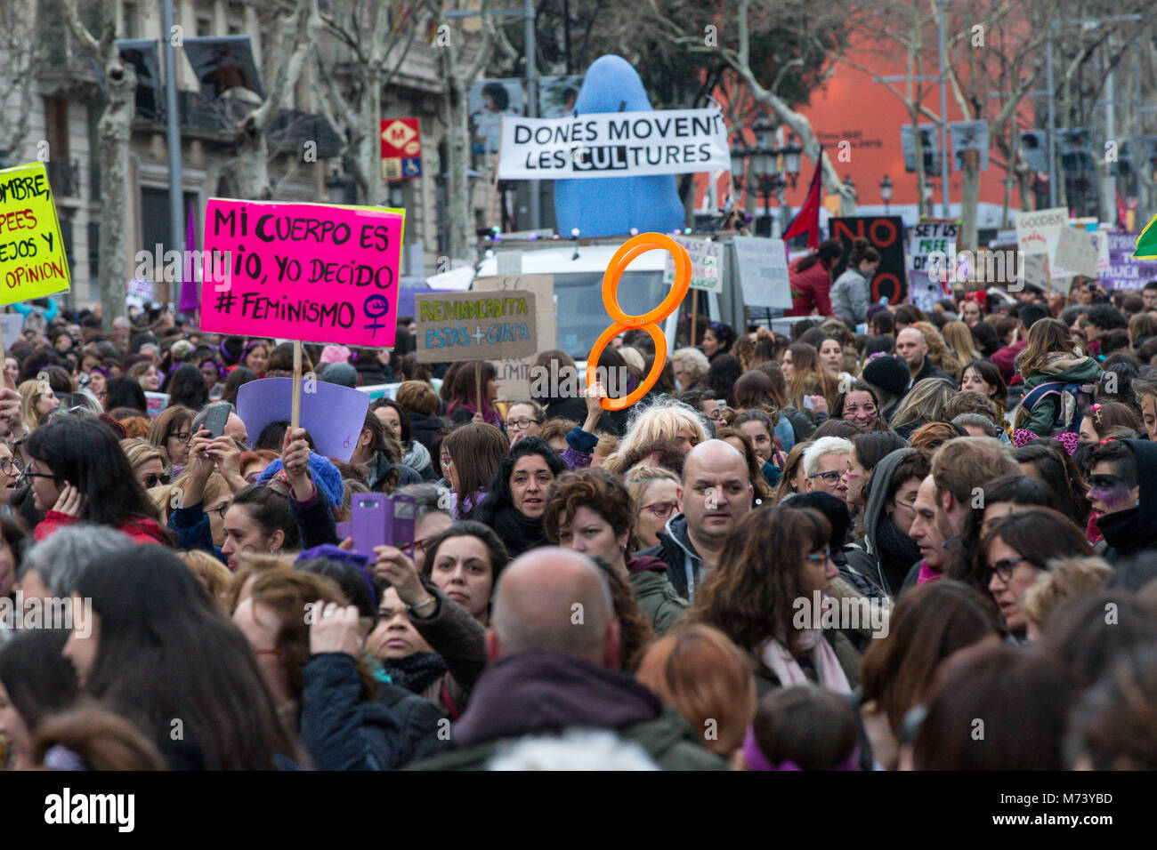 Barcellona, Spagna. 08 Mar, 2018. Dimostrazione femminista tenutosi nella città di Barcellona La rivendicazione di parità di diritti per le donne che lavorano su Marzo 8, 2018 in Paseo de Gracia di Barcellona. Credito: Gtres Información más Comuniación on line, S.L./Alamy Live News Foto Stock Barcellona, Spagna. 08 Mar, 2018. Dimostrazione femminista tenutosi nella città di Barcellona La rivendicazione di parità di diritti per le donne che lavorano su Marzo 8, 2018 in Paseo de Gracia di Barcellona. Credito: Gtres Información más Comuniación on line, S.L./Alamy Live News Foto Stock