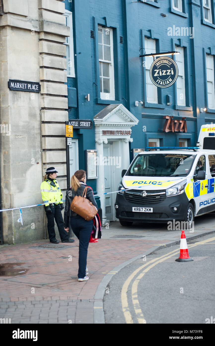 Salisbury, Wiltshire, Regno Unito, 8th marzo 2018. Il ristorante Zizzi e le aziende circostanti rimangono chiuse e dietro un cordone di polizia dopo l'attacco di gas nervosi contro l'ex spia russa Sergei Skripal e sua figlia il 4th marzo. Foto Stock