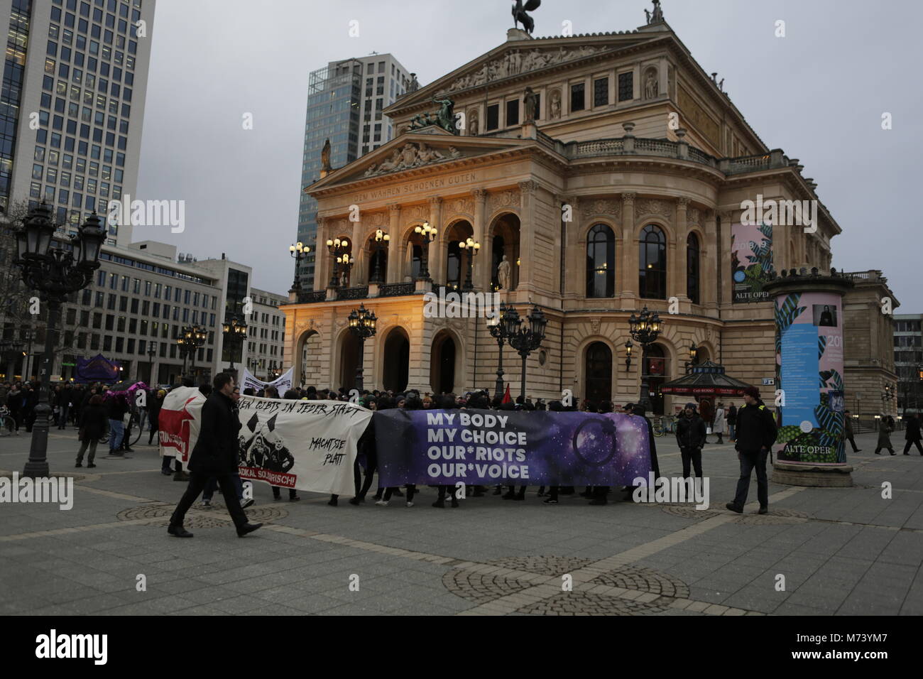 Francoforte, Germania. 8 marzo 2018. Protester marzo con striscioni e insegne attraverso il centro di Francoforte in passato la vecchia Opera. I manifestanti da diverse femministe e gruppi di donne hanno marciato attraverso Francoforte, per celebrare la Giornata internazionale della donna. La protesta si è svolta sotto lo slogan "il mio corpo la mia scelta, i nostri scontri la nostra voce" e ha ricordato anche il centesimo anniversario della il suffragio femminile in Germania. Credito: Michael Debets/Alamy Live News Foto Stock