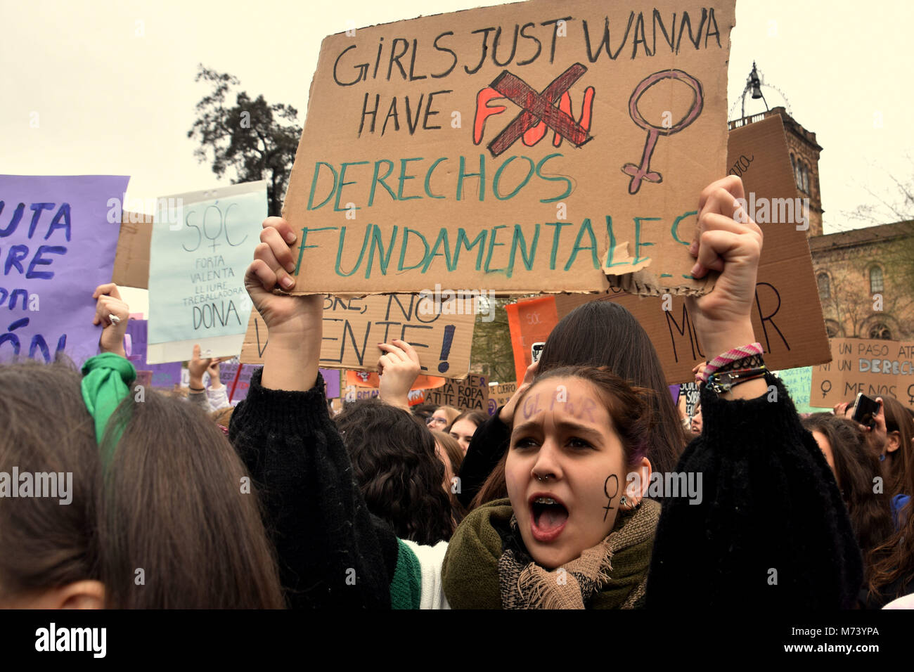 Barcellona, Spagna. 8 Mar, 2018. Un manifestante femmina vedere targhetta di contenimento durante il 8 Marzo Giornata internazionale della donna per esigere la parità di salario migliore e più dignità al lavoro.Migliaia di manifestanti hanno preso la strada di Barcellona durante lo sciopero sulla giornata internazionale della donna alla domanda più il diritto delle donne. Credito: Ramon Costa/SOPA Immagini/ZUMA filo/Alamy Live News Foto Stock