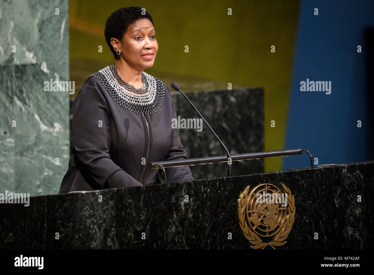 Organizzazione delle Nazioni Unite. 8 Mar, 2018. Direttore esecutivo delle donne delle Nazioni Unite Phumzile Mlambo-Ngcuka risolve una ricorrenza della Giornata internazionale della donna sotto il tema 'Il tempo è ora: rurale ed urbano attivisti trasformando la vita delle donne" presso la sede delle Nazioni Unite a New York, 8 marzo 2018. Il Segretario Generale delle Nazioni Unite Antonio Guterres giovedì chiamato ad intervenire per potenziare le donne e le ragazze in occasione della Giornata internazionale della donna. Credito: ONU foto/Manuel Elias/Xinhua/Alamy Live News Foto Stock