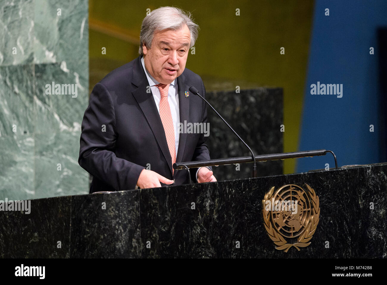 Organizzazione delle Nazioni Unite. 8 Mar, 2018. Segretario Generale delle Nazioni Unite Antonio Guterres risolve una ricorrenza della Giornata internazionale della donna sotto il tema 'Il tempo è ora: rurale ed urbano attivisti trasformando la vita delle donne" presso la sede delle Nazioni Unite a New York, 8 marzo 2018. Il Segretario Generale delle Nazioni Unite Antonio Guterres giovedì chiamato ad intervenire per potenziare le donne e le ragazze in occasione della Giornata internazionale della donna. Credito: ONU foto/Manuel Elias/Xinhua/Alamy Live News Foto Stock