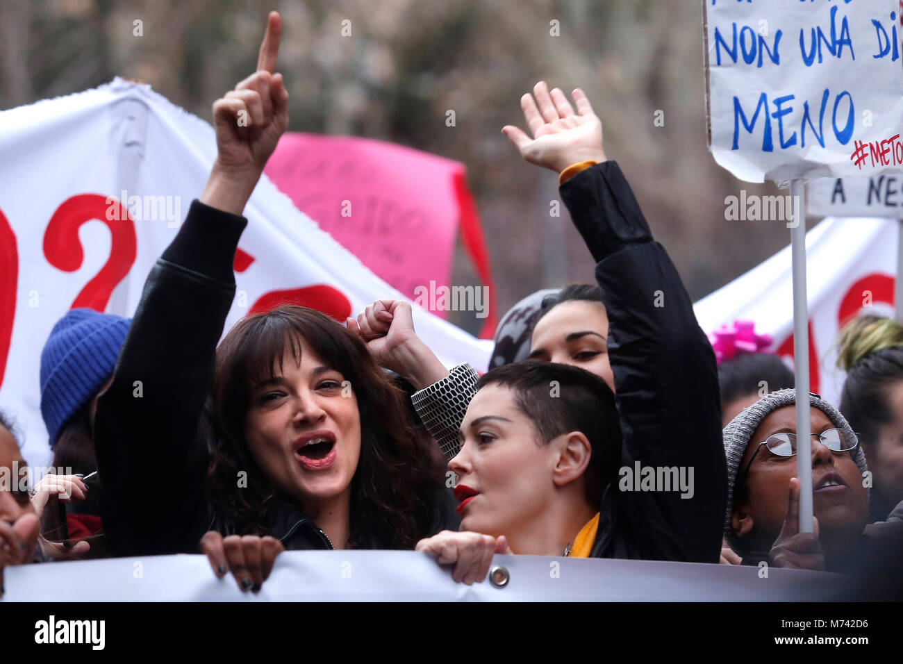 Roma, Italia. 8 Mar, 2018. Asia Argento e Rose Arianna McGowan, fra le prime donne che hanno denunciato di essere violentate da Harvey Weinstein, seguita per molte altre attrici Roma 08/03/2018. Marcia delle donne in occasione della Festa della donna, contro la violenza e per i diritti delle donne. Roma, 8 marzo 2018. Le donne di marzo a Roma, #WeToo, #WeToogether, in occasione della Giornata internazionale della donna (IWD). Foto di Samantha Zucchi Insidefoto Credito: insidefoto srl/Alamy Live News Foto Stock