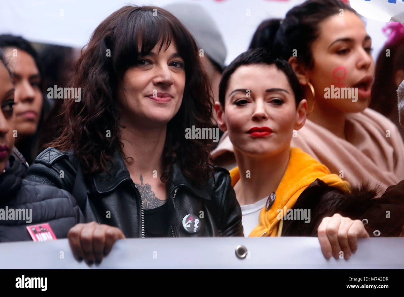 Roma, Italia. 8 Mar, 2018. Asia Argento e Rose Arianna McGowan, fra le prime donne che hanno denunciato di essere violentate da Harvey Weinstein, seguita per molte altre attrici Roma 08/03/2018. Marcia delle donne in occasione della Festa della donna, contro la violenza e per i diritti delle donne. Roma, 8 marzo 2018. Le donne di marzo a Roma, #WeToo, #WeToogether, in occasione della Giornata internazionale della donna (IWD). Foto di Samantha Zucchi Insidefoto Credito: insidefoto srl/Alamy Live News Foto Stock