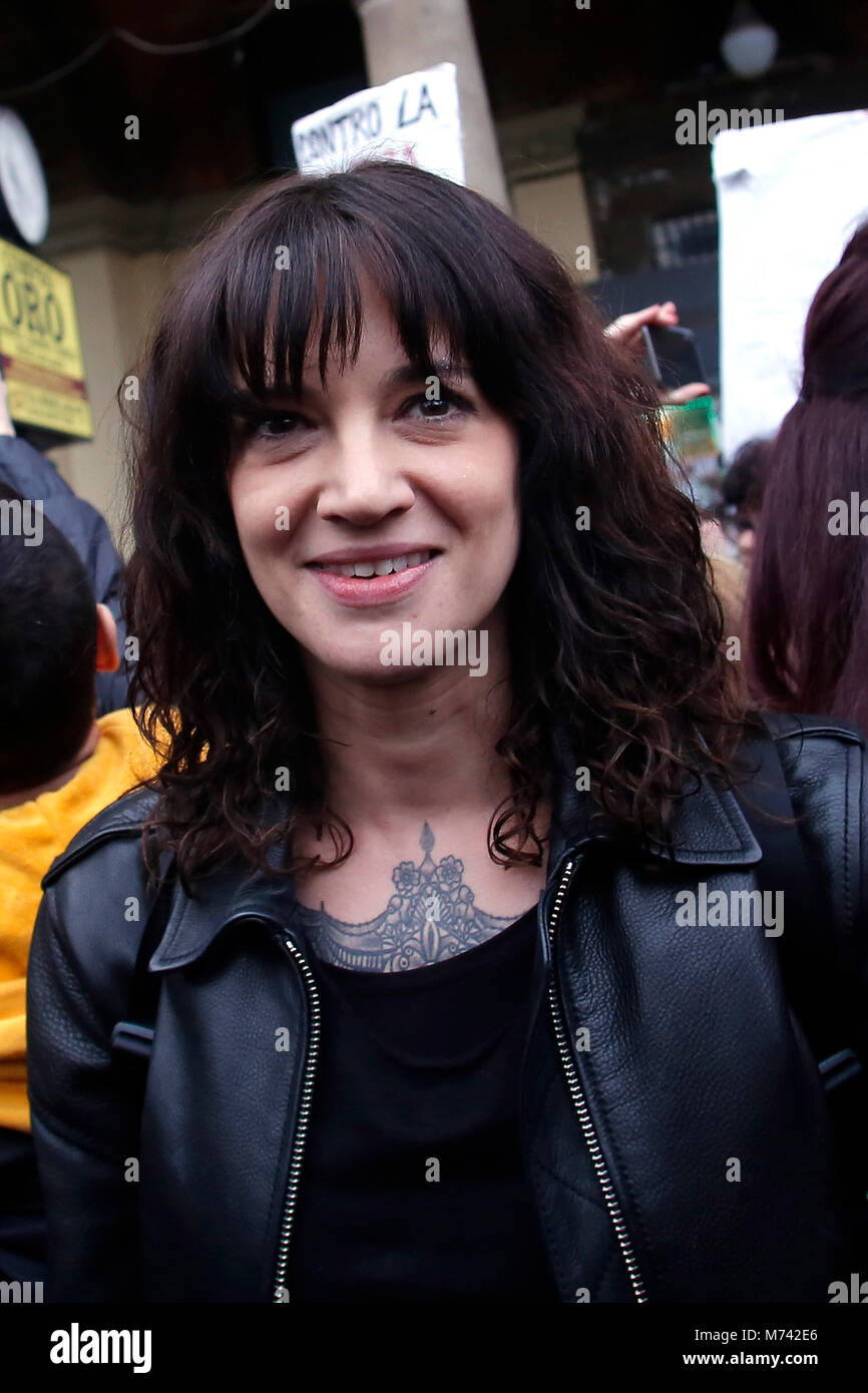 Roma, Italia. 8 Mar, 2018. Asia Argento, la prima donna che ha denunciato di essere violentate da Harvey Weinstein, seguita per molte altre attrici Roma 08/03/2018. Marcia delle donne in occasione della Festa della donna, contro la violenza e per i diritti delle donne. Roma, 8 marzo 2018. Le donne di marzo a Roma, #WeToo, #WeToogether, in occasione della Giornata internazionale della donna (IWD). Foto di Samantha Zucchi Insidefoto Credito: insidefoto srl/Alamy Live News Foto Stock