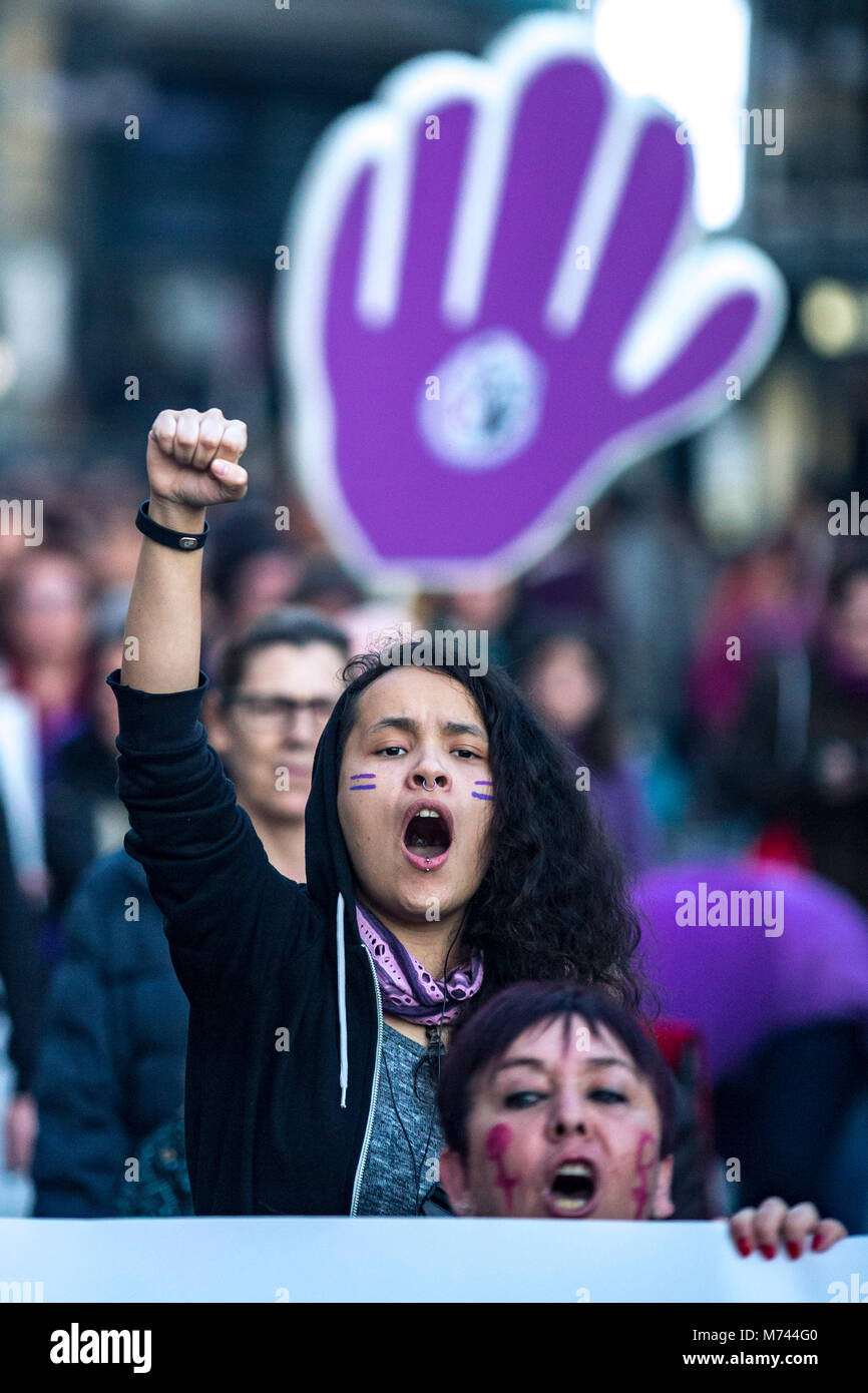 Valencai, Spagna. 8 marzo femminista sciopero in Spagna rivendicazioni per la parità di retribuzione e della parità di diritti per le donne e gli uomini -- Pro femminismo movimento in Spagna chiamato per uno sciopero generale, nessun lavoro, nessun negozio, nessuna cura familiare a tutti i lavoratori di sesso femminile. "Se ci fermiamo, il mondo si ferma" è lo slogan che stanno usando e rende omaggio all'Islanda 1975 donne sciopero che raggiunti per arrestare 9 in 10 donne nel paese. Credito: Santiago vidal vallejo/Alamy Live News Foto Stock