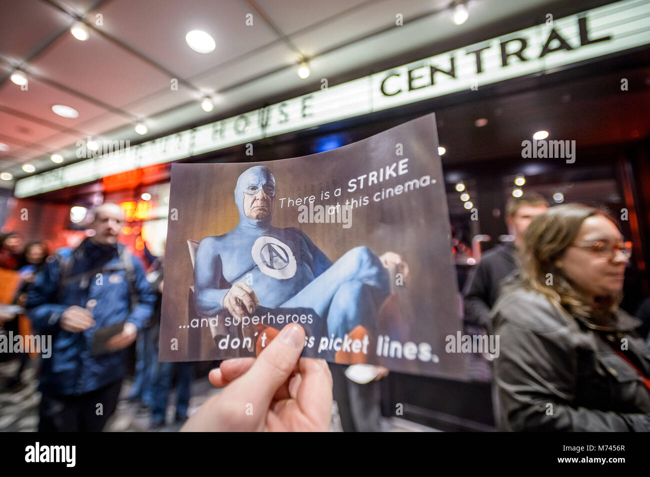 Londra, Regno Unito. 8 Marzo, 2018. Cinema che colpisce i lavoratori al di fuori della Picturehouse cinema centrale su Shaftsbury Avenue sulla Giornata internazionale della donna. Credito: Guy Corbishley/Alamy Live News Foto Stock