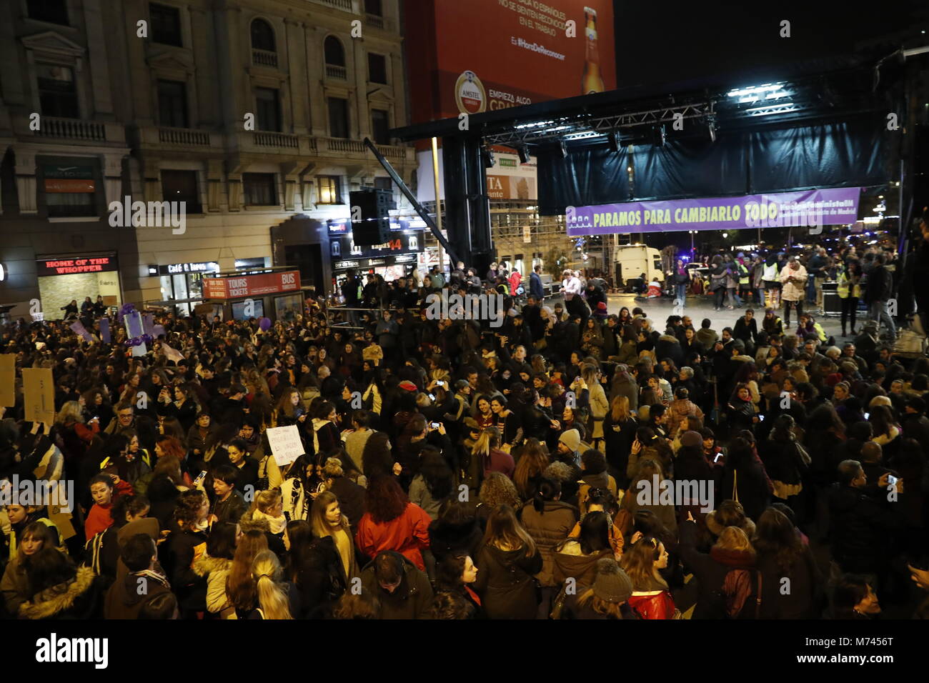 Le donne di spagnolo durante un raduno per celebrare la Giornata internazionale della donna in Puerta del Sol di Madrid, Madrid, giovedì 8 marzo 2018. Credito: Gtres Información más Comuniación on line, S.L./Alamy Live News Foto Stock