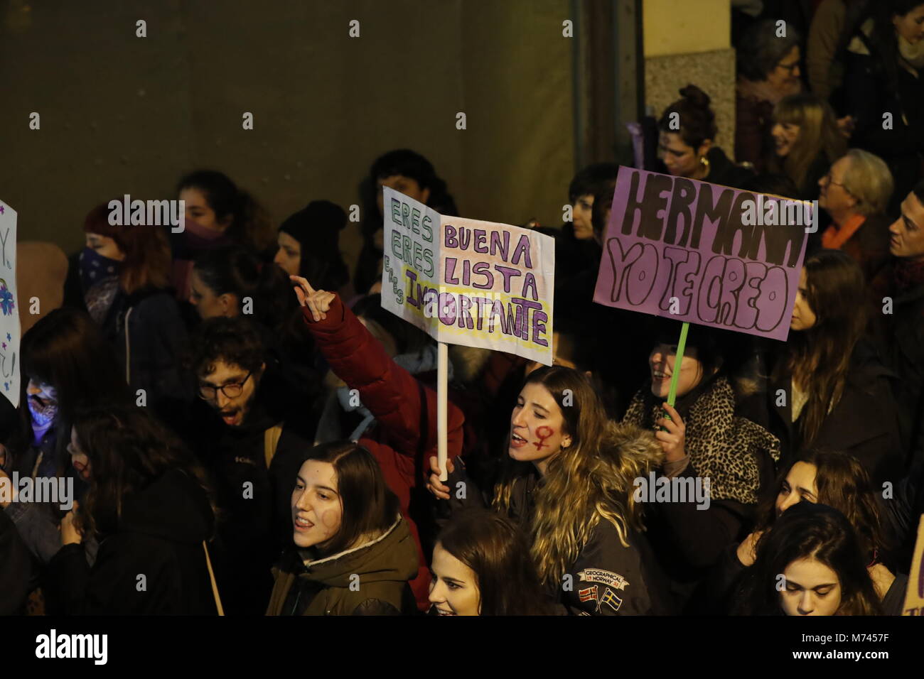 Le donne di spagnolo durante un raduno per celebrare la Giornata internazionale della donna in Puerta del Sol di Madrid, Madrid, giovedì 8 marzo 2018. Credito: Gtres Información más Comuniación on line, S.L./Alamy Live News Foto Stock Le donne di spagnolo durante un raduno per celebrare la Giornata internazionale della donna in Puerta del Sol di Madrid, Madrid, giovedì 8 marzo 2018. Credito: Gtres Información más Comuniación on line, S.L./Alamy Live News Foto Stock