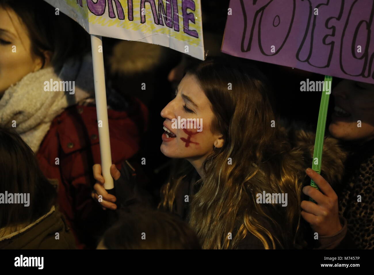 Le donne di spagnolo durante un raduno per celebrare la Giornata internazionale della donna in Puerta del Sol di Madrid, Madrid, giovedì 8 marzo 2018. Credito: Gtres Información más Comuniación on line, S.L./Alamy Live News Foto Stock