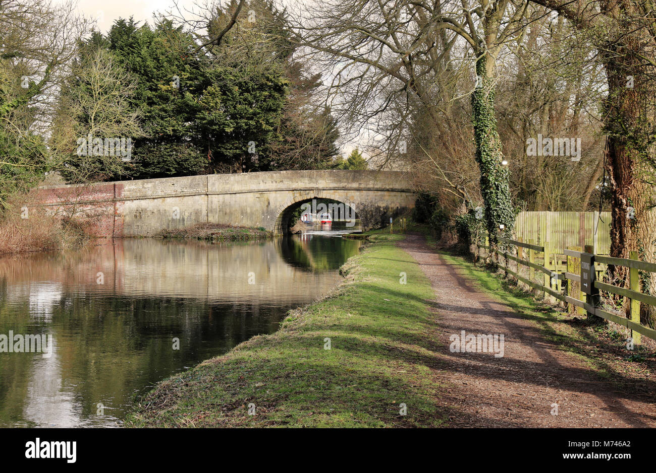 Kennet & Avon Canal nel West Berkshire con pittoresca strada di pietra ponte che attraversa il canale Foto Stock