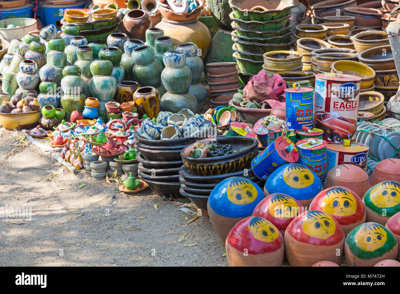 Gli oggetti in vendita a Nyaung Oo Mercato, Bagan, Myanmar (Birmania), l'Asia in febbraio Foto Stock