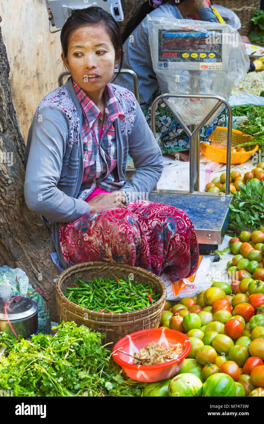 Mercato titolare di stallo vendere verdure a Nyaung Oo Mercato, Bagan, Myanmar (Birmania), l'Asia in febbraio Foto Stock