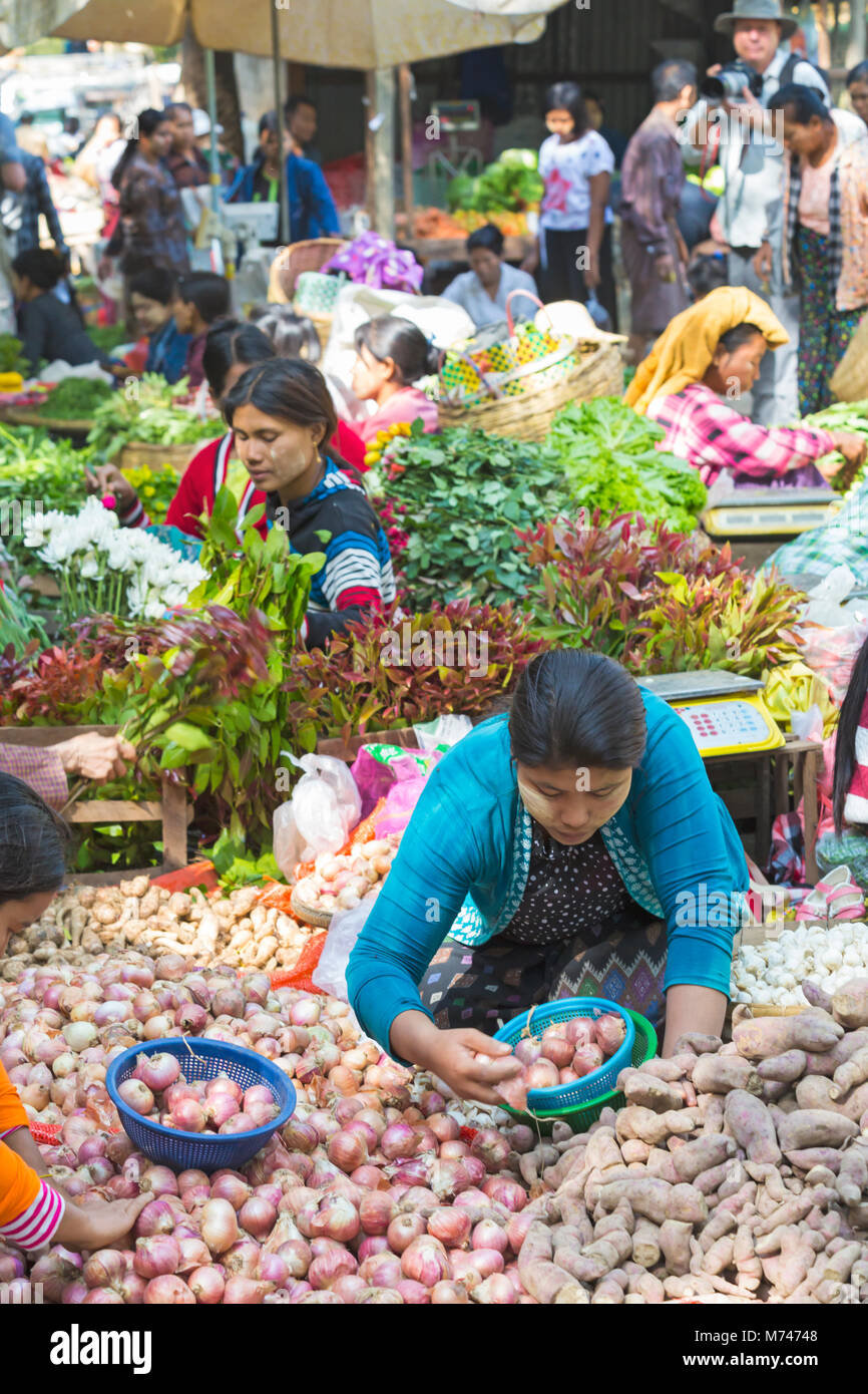 Stallo del mercato di vendita i titolari di verdure a Nyaung Oo Mercato, Bagan, Myanmar (Birmania), l'Asia in febbraio Foto Stock