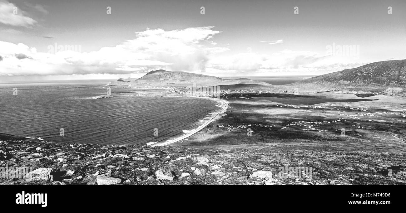 Immagine in bianco e nero di un meraviglioso paesaggio di campagna irlandese paesaggio da Achill Island in Mayo Irlanda Foto Stock
