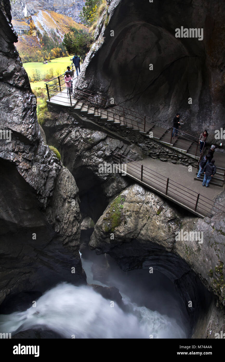 Cascate Trummelbach, Svizzera - 26 Ottobre 2016: Guardando verso il basso all'interno di Trummelbach cade Foto Stock