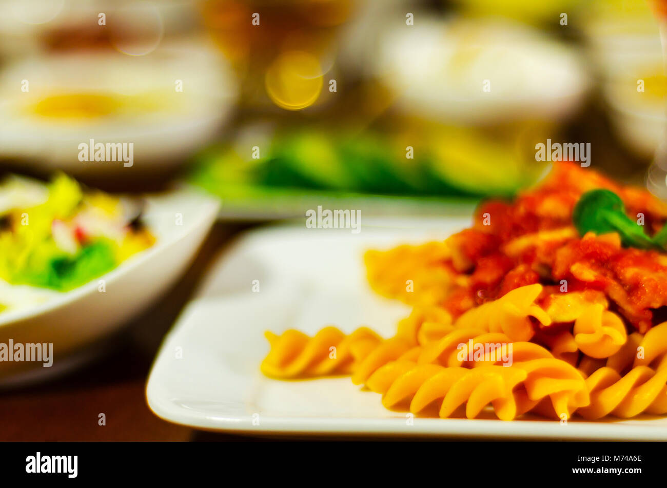Gustoso piatto di pasta, carne e salsa, piatto italiano, veloce e semplice piatto, il pranzo o la cena Foto Stock