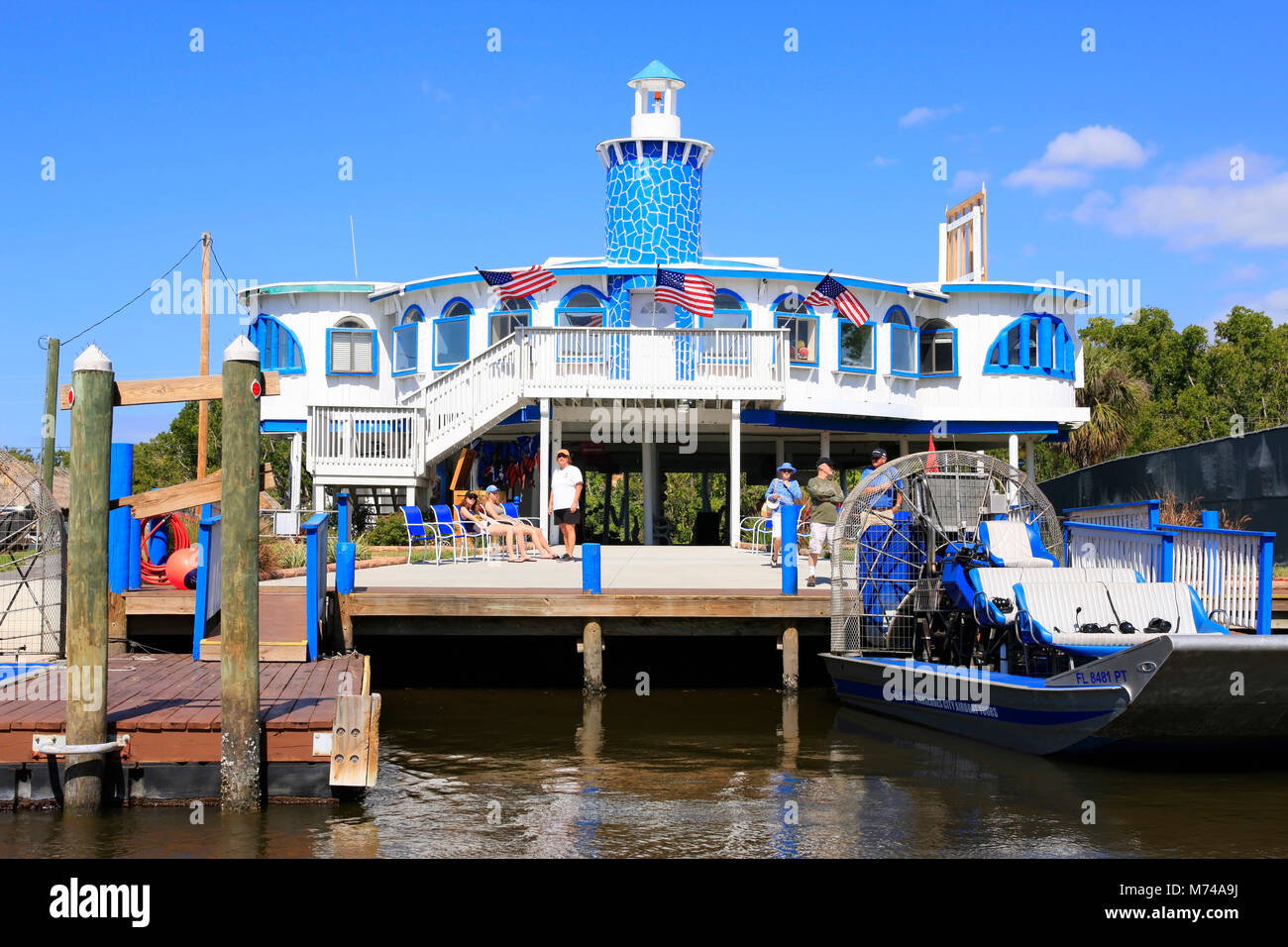 Faro e Airboat tour centre in Everglades City, Florida USA Foto Stock
