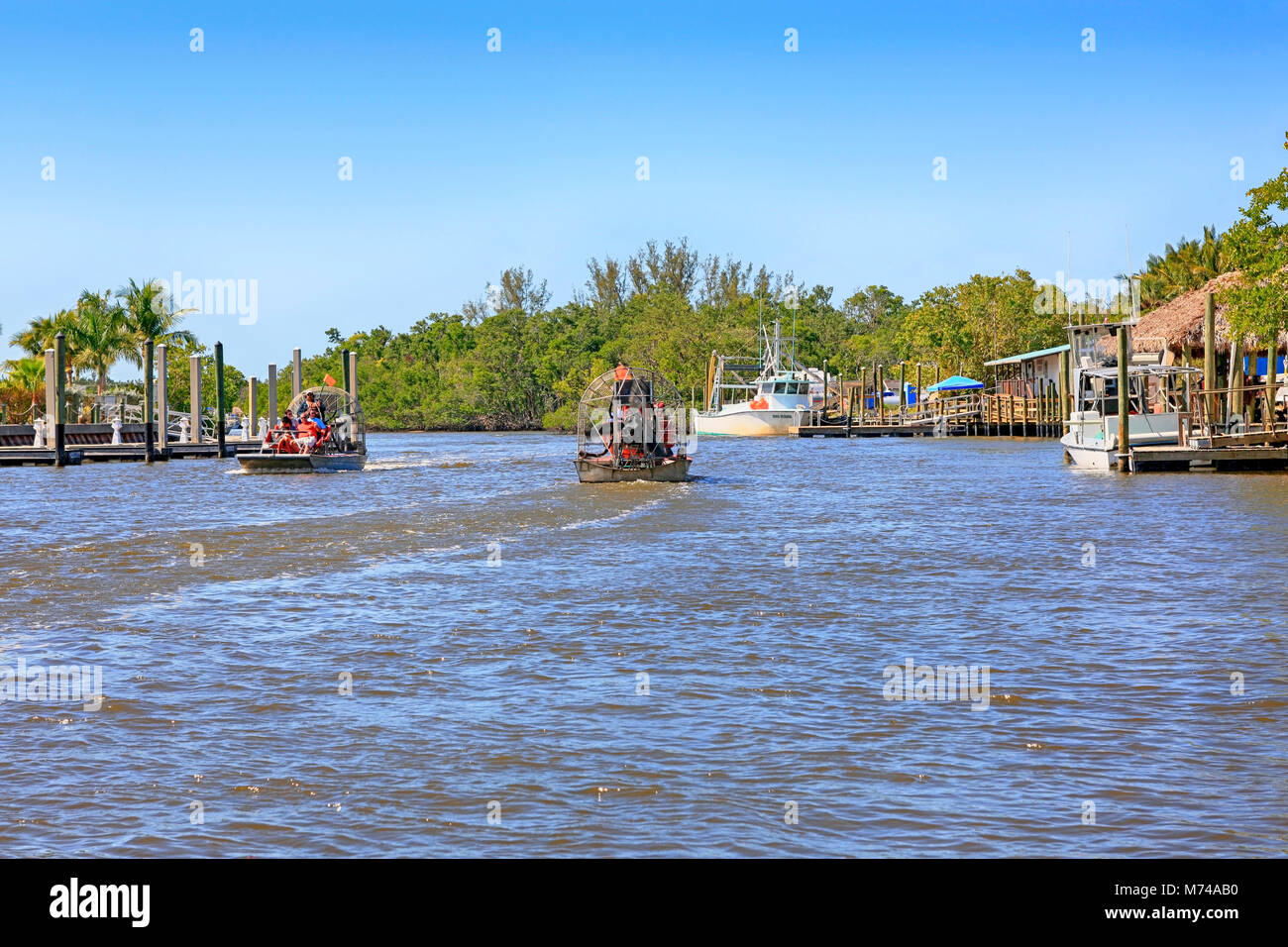 Airboats voce fuori per le paludi di mangrovie delle Everglades a Everglades City in Florida USA Foto Stock