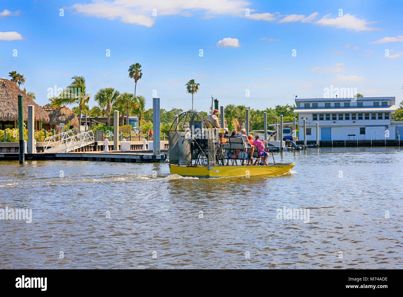 Airboats voce fuori per le paludi di mangrovie delle Everglades a Everglades City in Florida USA Foto Stock