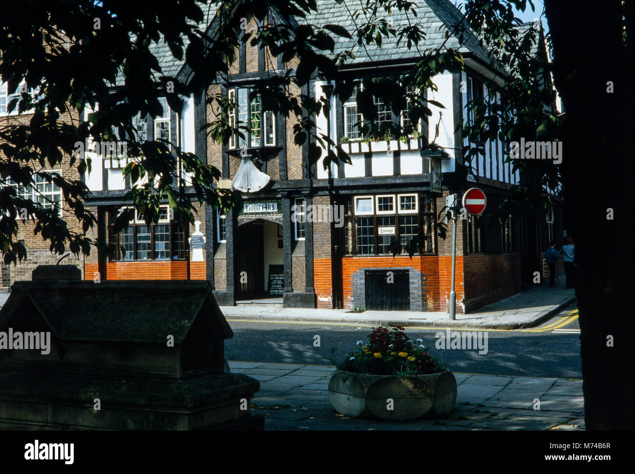 Il Royal bambini, nella porta del castello, uno di Nottingham più antiche case pubbliche, quando il whalebone era ancora oltre la porta che è stata spostata all'interno per protezione, Nottingham, Inghilterra, archiviazione di fotografia, Ottobre 1987 Foto Stock