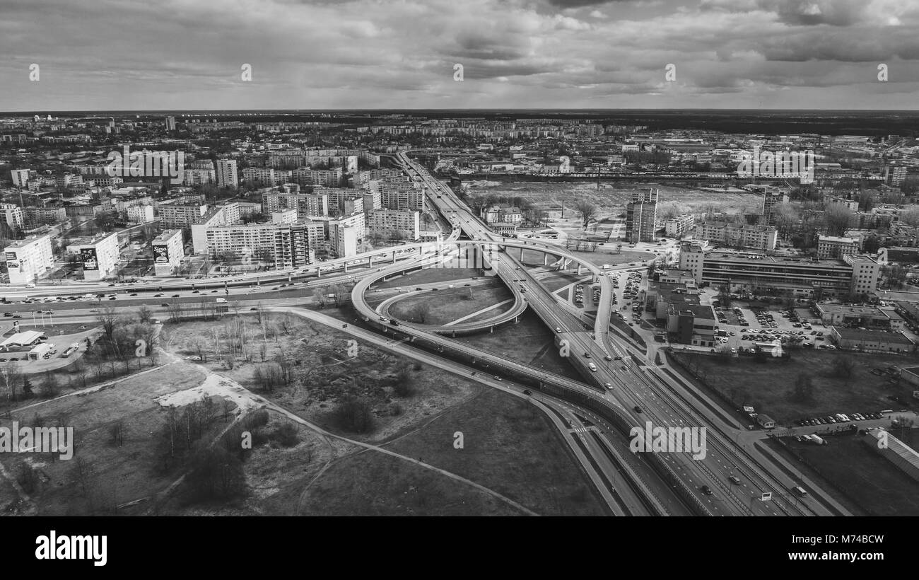 Città di Riga ponte autunno Drone volo trafic ans vetture sopra e della Città Vecchia di Riga Foto Stock