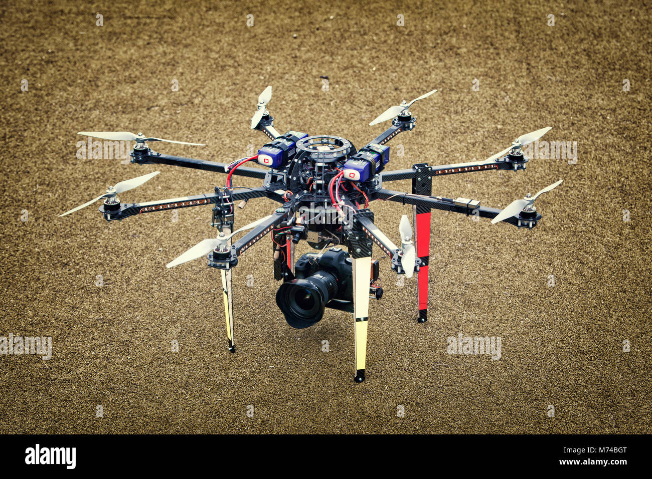 Grande Drone di carbonio dslr dji estate in aria con sospensione cardanica  RC RX con eliche Foto stock - Alamy