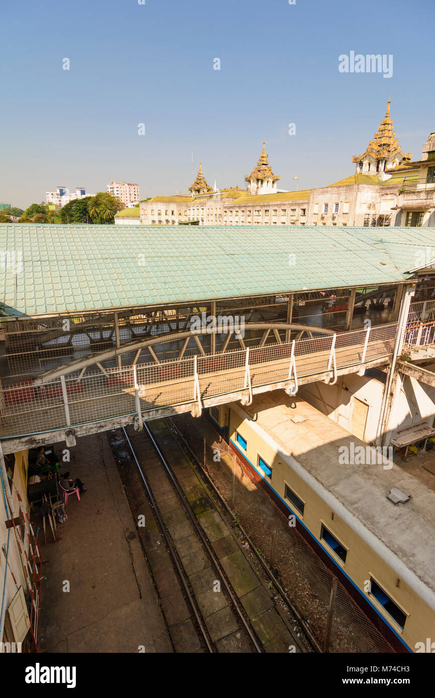 Yangon (Rangoon): Yangon central railway station, stazione ferroviaria, quartiere coloniale, Regione di Yangon, Myanmar (Birmania) Foto Stock