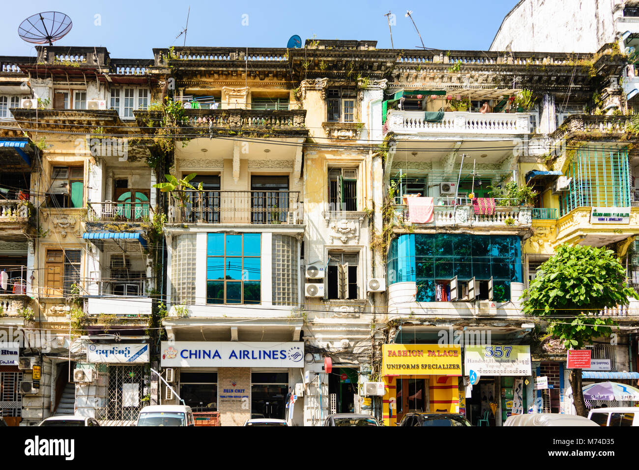 Yangon (Rangoon): casa residenziale case, stendibiancheria, balcone, quartiere coloniale, Regione di Yangon, Myanmar (Birmania) Foto Stock