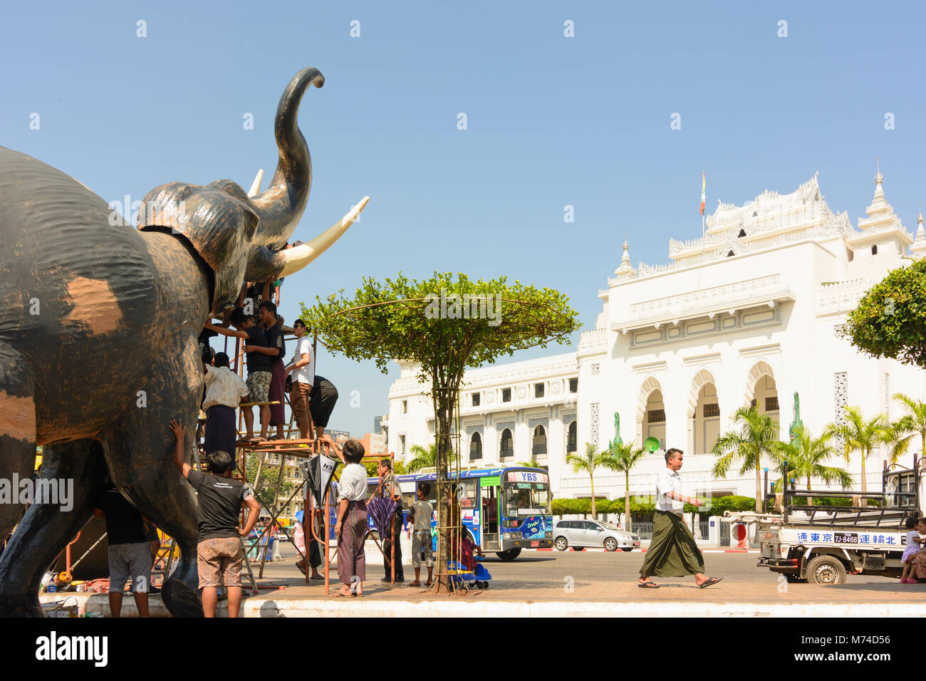 Yangon (Rangoon): azione delle ONG per la conservazione degli elefanti in Myanmar con elefante scultura, il Municipio, il quartiere coloniale, Regione di Yangon, Myanmar (Bu Foto Stock