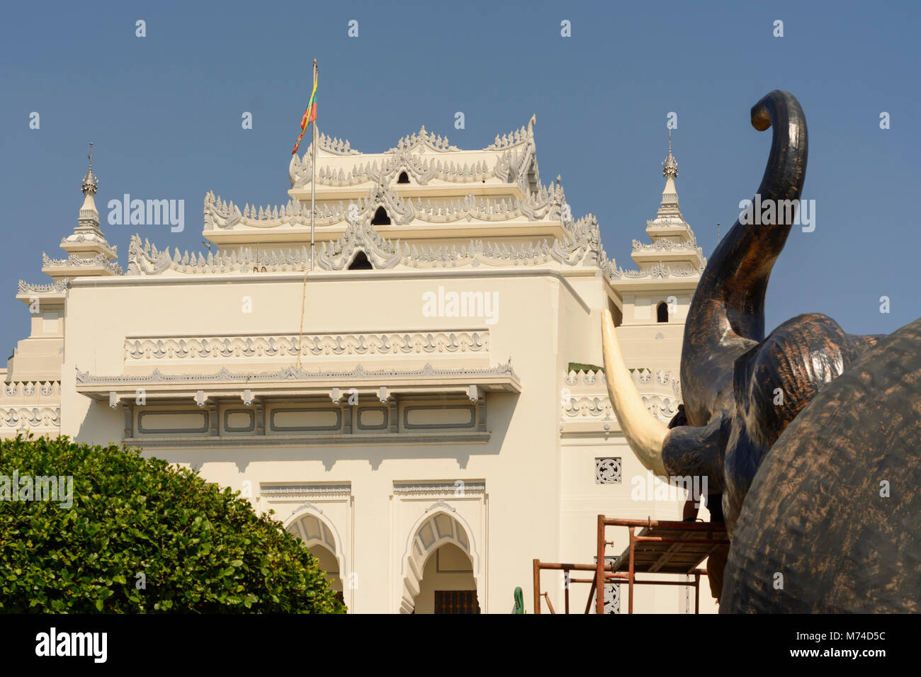 Yangon (Rangoon): azione delle ONG per la conservazione degli elefanti in Myanmar con elefante scultura, il Municipio, il quartiere coloniale, Regione di Yangon, Myanmar (Bu Foto Stock