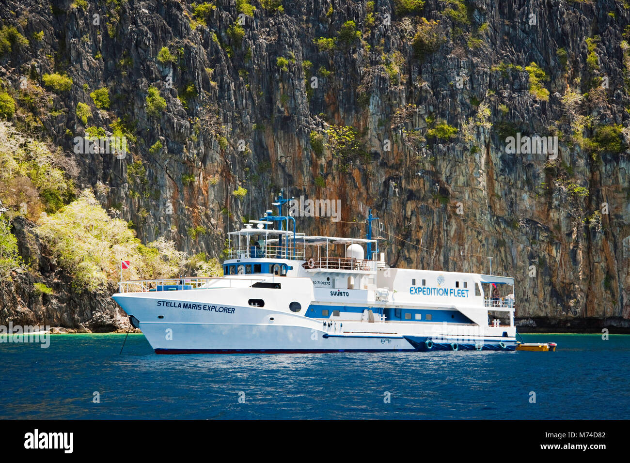 Stella Maris Explorer, parte della spedizione Live-Aboard flotta di barche per immersioni, al di ancoraggio off Quiminatin isola, parte dell'Arcipelago di Cuyo appena a nord o Foto Stock