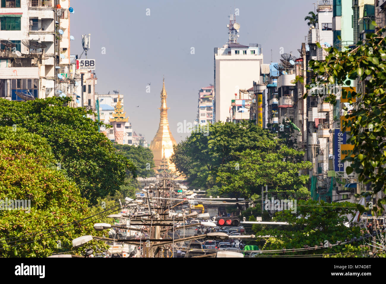 Yangon (Rangoon): Maha Bandoola Road, vista di golden Sule Pagoda, il traffico stradale, quartiere coloniale, Regione di Yangon, Myanmar (Birmania) Foto Stock