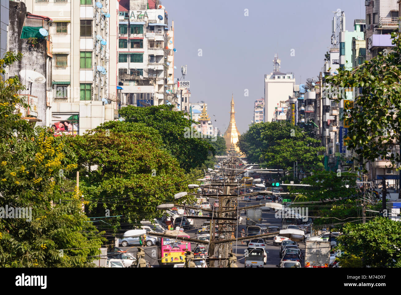 Yangon (Rangoon): Maha Bandoola Road, vista di golden Sule Pagoda, il traffico stradale, quartiere coloniale, Regione di Yangon, Myanmar (Birmania) Foto Stock