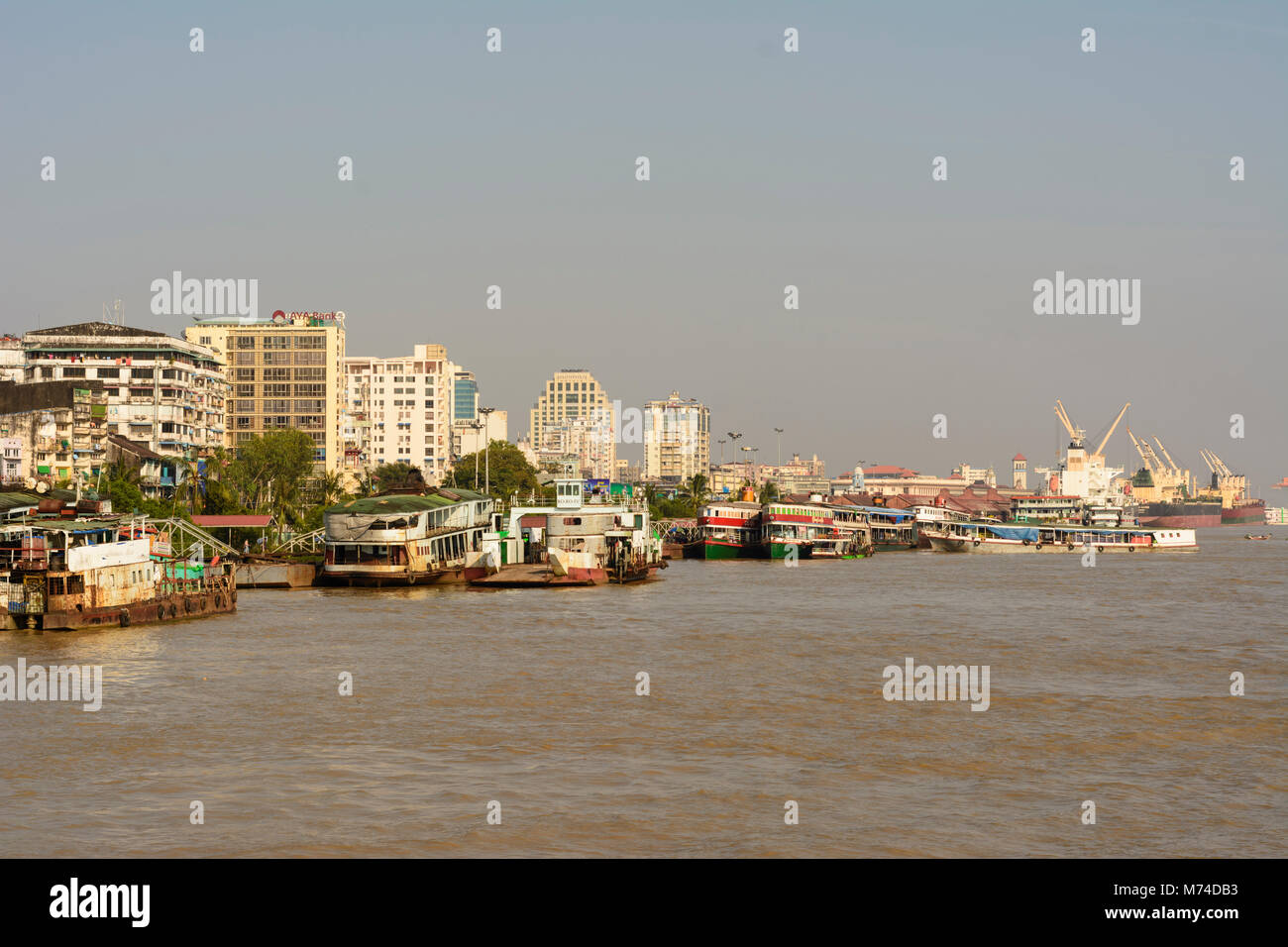 Yangon (Rangoon): fiume Yangon, nave arrugginito, gru portuali, , Regione di Yangon, Myanmar (Birmania) Foto Stock