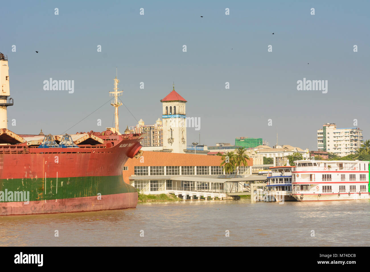 Yangon (Rangoon): fiume Yangon, centro città, nave da carico, Myanma Autorità Portuale edificio, , Regione di Yangon, Myanmar (Birmania) Foto Stock