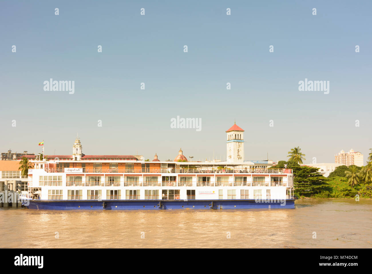 Yangon (Rangoon): fiume Yangon, Centro citta', la nave di crociera, Myanma Autorità Portuale edificio, , Regione di Yangon, Myanmar (Birmania) Foto Stock