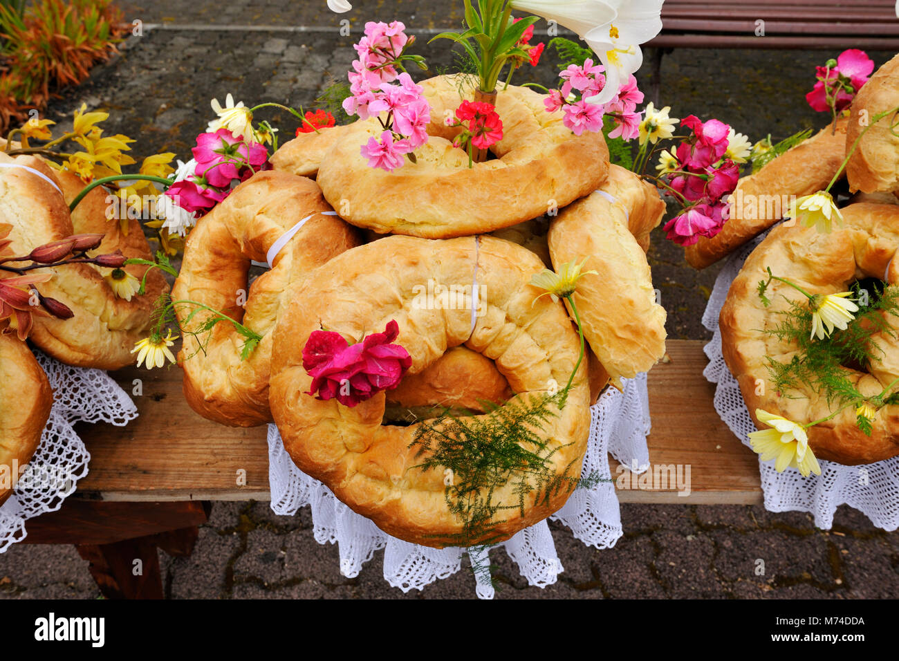 Lo Spirito Santo (Espírito Santo) festeggiamenti a Criação Velha. Questo tipo di pane, chiamato Rosquilhas, è una prelibatezza. Pico, isole Azzorre, Portogallo Foto Stock