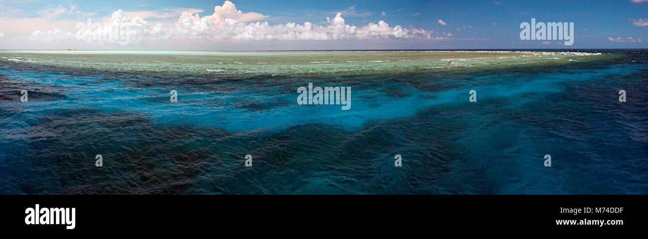 Una piccola isola di sabbia si siede sulla cima di Tubbataha Reef National Marine Park nel mare di Sulu, Filippine. Tre le fotografie originali sono state digitalmente tog cucito Foto Stock