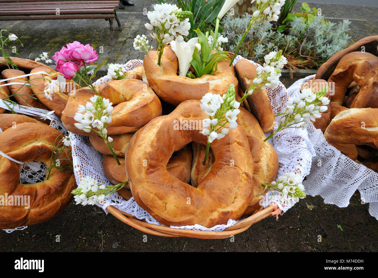 Lo Spirito Santo (Espírito Santo) festeggiamenti a Criação Velha. Questo tipo di pane, chiamato Rosquilhas, è una prelibatezza. Pico, isole Azzorre, Portogallo Foto Stock