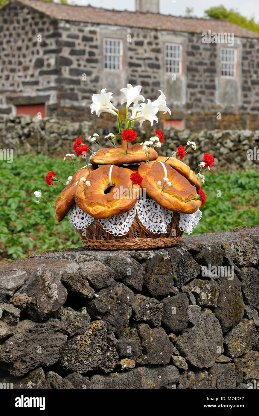 Lo Spirito Santo (Espírito Santo) festeggiamenti a Criação Velha. Questo tipo di pane, chiamato Rosquilhas, è una prelibatezza. Pico, isole Azzorre, Portogallo Foto Stock