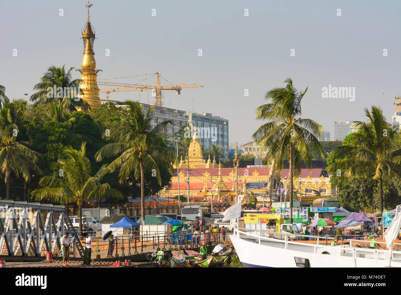 Yangon (Rangoon): Botataung Paya tempio a fiume Yangon, , Regione di Yangon, Myanmar (Birmania) Foto Stock