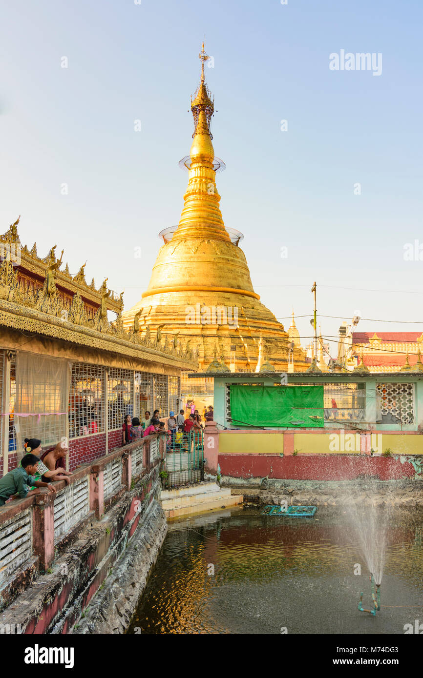 Yangon (Rangoon): Botataung Paya tempio: zedi (stupa), al laghetto con tartarughe, , Regione di Yangon, Myanmar (Birmania) Foto Stock