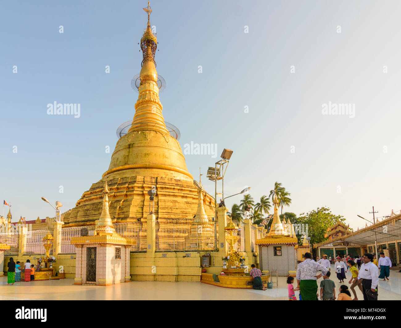 Yangon (Rangoon): Botataung Paya tempio: zedi (stupa), , Regione di Yangon, Myanmar (Birmania) Foto Stock