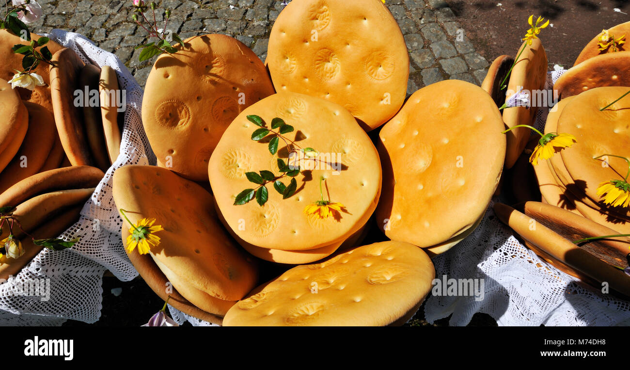 Lo Spirito Santo (Espírito Santo) festeggiamenti a Bandeiras. Questo tipo di pane, chiamato Vésperas, è una prelibatezza. Pico, isole Azzorre, Portogallo Foto Stock