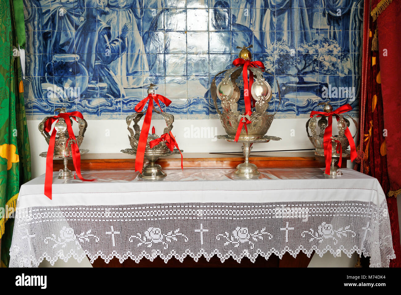 Corone d'argento. Lo Spirito Santo (Espírito Santo) festeggiamenti a Silveira. Pico, isole Azzorre, Portogallo Foto Stock