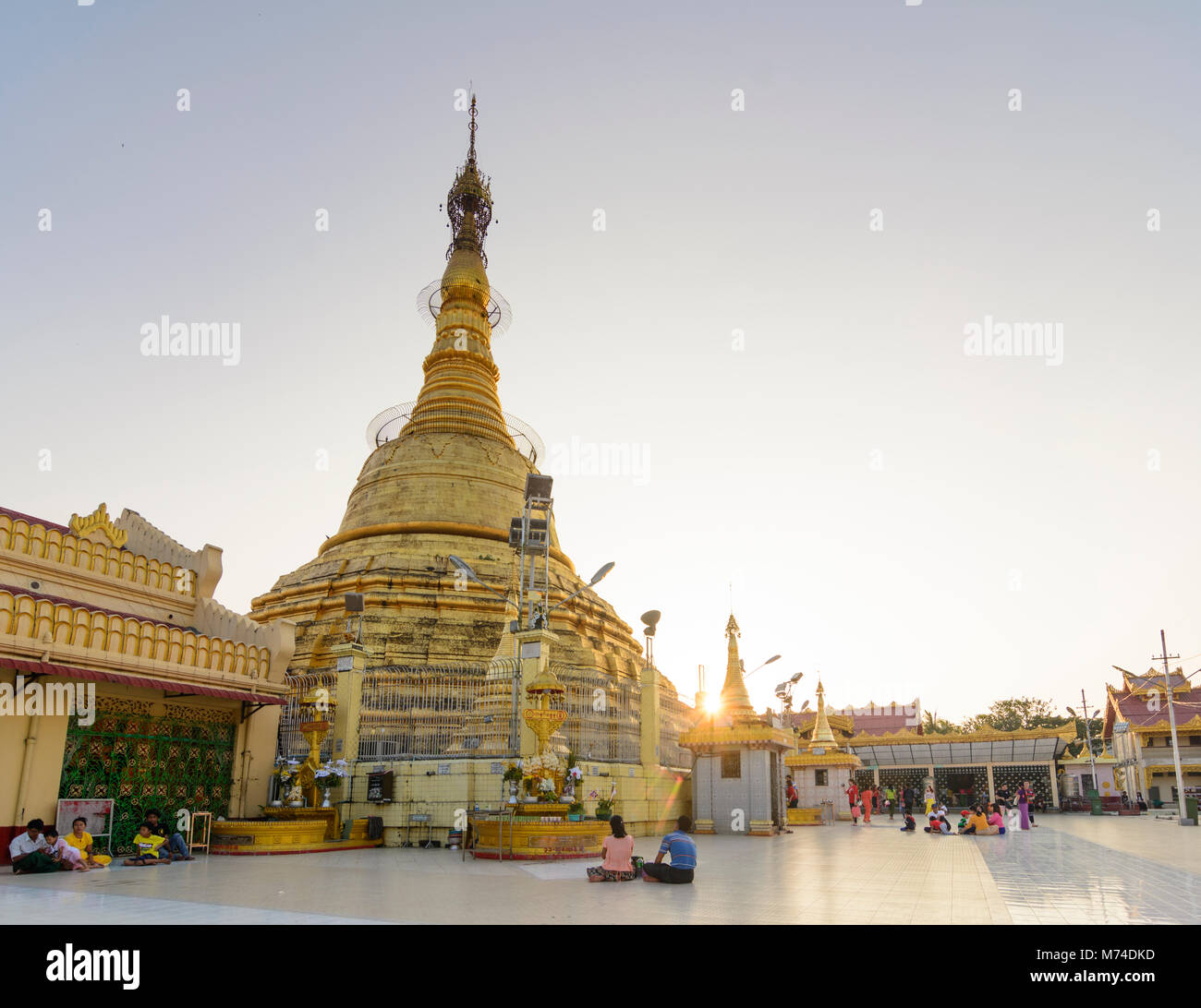 Yangon (Rangoon): Botataung Paya tempio: zedi (stupa), , Regione di Yangon, Myanmar (Birmania) Foto Stock