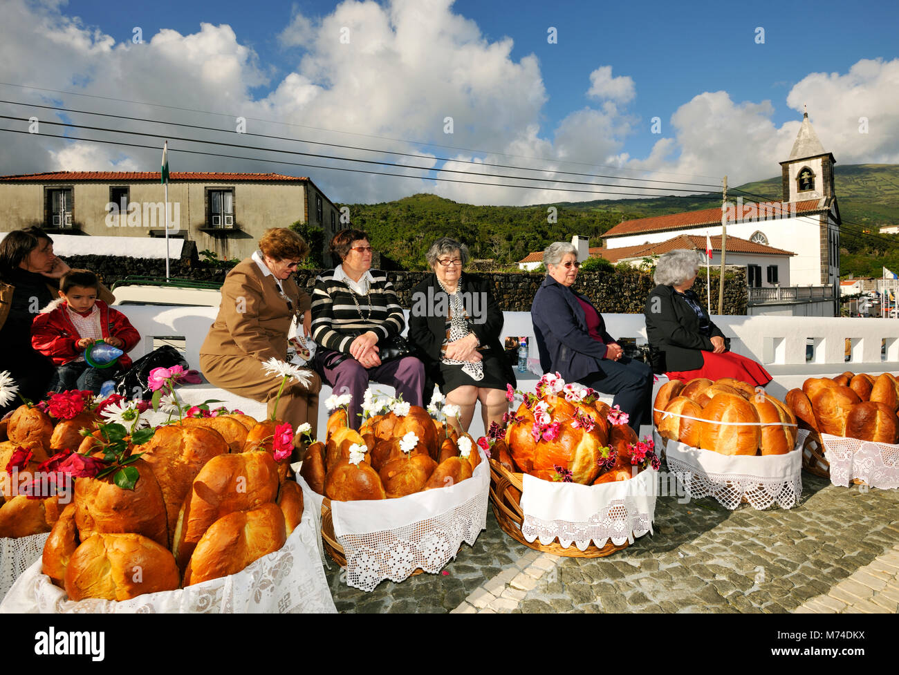 Lo Spirito Santo (Espírito Santo) festeggiamenti a Silveira. Questo tipo di pane è una prelibatezza. Pico, isole Azzorre, Portogallo Foto Stock