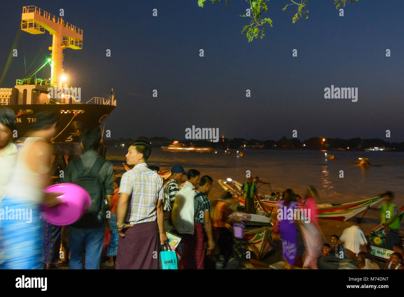 Yangon (Rangoon): piccolo traghetto privato barca Barche in serata presso il fiume Yangon, , Regione di Yangon, Myanmar (Birmania) Foto Stock